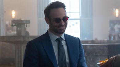 Charlie Cox sebagai Matt Murdock tersenyum di bank tentang Daredevil: Born Again