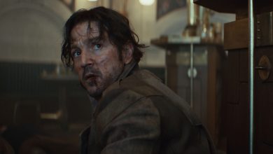 Diego Luna sebagai Cassian Andor yang tampak memar dan dipukuli setelah bertengkar di Andor