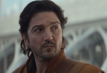 Diego Luna sebagai Cassian Andor yang tampak waspada di Andor Season 2