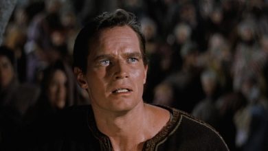 Charlton Heston sebagai Yehuda Ben-Hur tampak prihatin dengan Ben-Hur