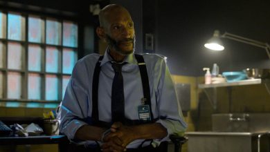 Tony Todd sebagai William Bludworth duduk di kursi di garis keturunan tujuan akhir
