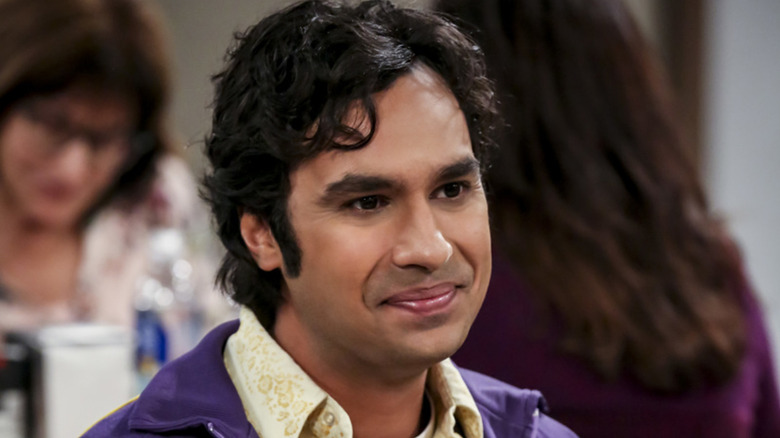 The Big Bang Theory, Musim 12 Raj at a Diner, mengenakan mantel ungu
