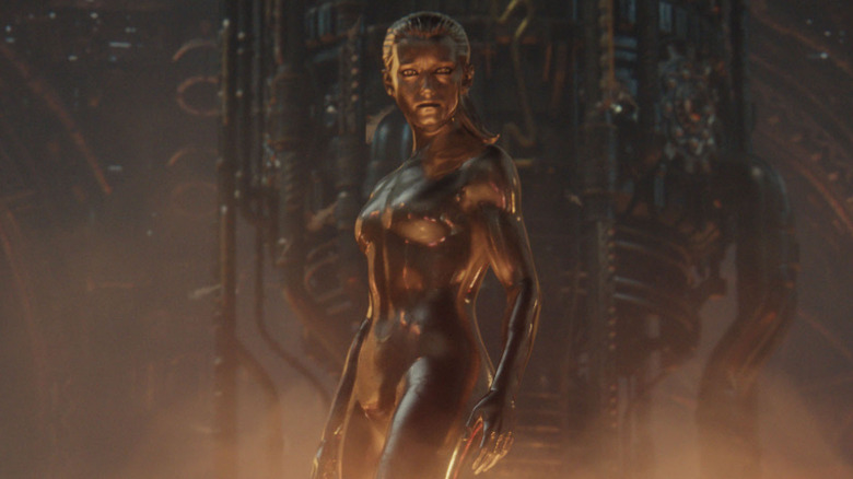 Julia Garner muncul dari asap sebagai peselancar perak di Fantastic Four: First Steps