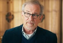 Steven Spielberg duduk di ruangan yang cerah untuk wawancara di fitur di belakang layar untuk Fabelmans