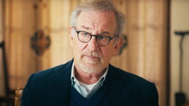 Steven Spielberg duduk di ruangan yang cerah untuk wawancara di fitur di belakang layar untuk Fabelmans