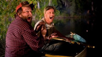 Tyler Labine's Dale dan Alan Tudyk's Tucker berteriak di sebuah kano di Tucker dan Dale vs Evil