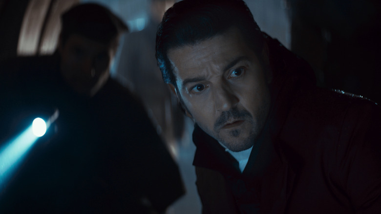 Diego Luna sebagai Cassian Andor Memeriksa Terowongan Gelap di Andor Season 2
