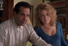 Adrian Monk dan Sharona Fleming duduk bersebelahan di Monk