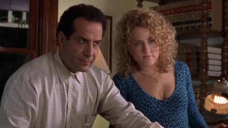 Adrian Monk dan Sharona Fleming duduk bersebelahan di Monk