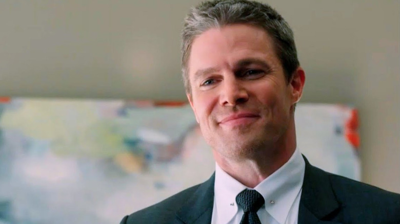 Stephen Amell sebagai Ted Black Smiling On Suits LA