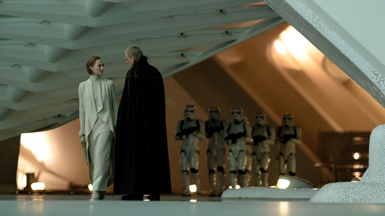 Mon Mothma dan Luthen Rael berdiri saling berhadapan di Andor
