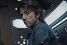 Andor Cassian berdiri di dalam pesawat ruang angkasa yang tampak termenung di Andor