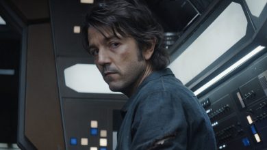 Andor Cassian berdiri di dalam pesawat ruang angkasa yang tampak termenung di Andor