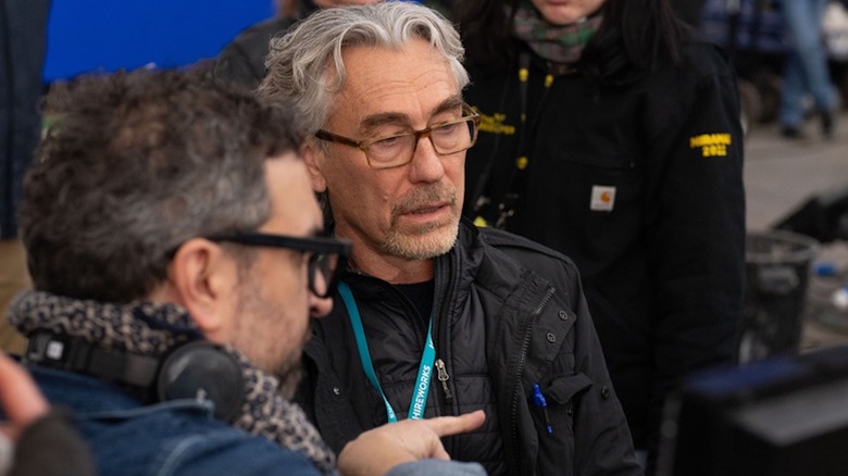 Tony Gilroy mengarahkan pada set Andor