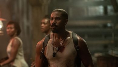 Michael B. Jordan sebagai asap berdiri di juke siap melawan vampir di Sinners