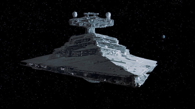 Bintang Kekaisaran Kekaisaran melaju di galaksi di Star Wars: Episode V - The Empire Strikes Back