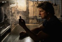 Tom Cruise sebagai Ethan Hunt memegang kunci khusus di ruang berasap di Mission: Impossible - The Final Reckoning