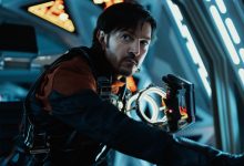 Diego Luna sebagai Cassian Andor yang tampak bertekad dalam kokpit tie fighter di Andor Season 2
