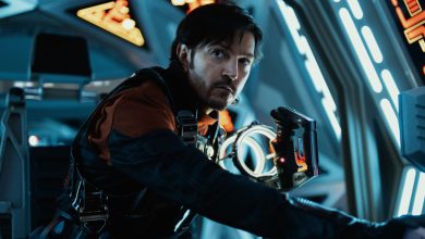Diego Luna sebagai Cassian Andor yang tampak bertekad dalam kokpit tie fighter di Andor Season 2