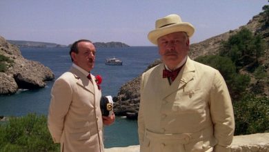 Colin Blakely seperti Sir Horace Blatt dan Peter Ustinov sebagai Hercule Poirot dalam kejahatan di bawah matahari