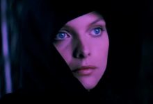 Isabeau of Anjou dari Michelle Pfeiffer ditampilkan mengenakan tudung di Ladyhawke