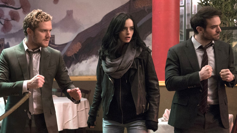 Finn Jones sebagai Danny Rand, Krysten Ritter sebagai Jessica Jones, dan Charlie Cox sebagai Matt Murdock di Pembela