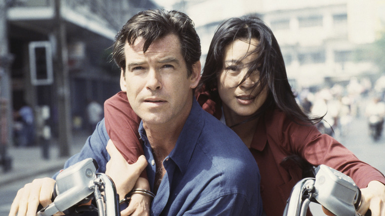 Wan Lin Lin dari Michelle Yeoh naik di belakang sepeda motor dengan James Bond dari Pierce Brosnan di Tomorrow Never Dies