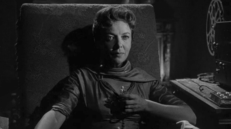 Barbara Jean Trenton, duduk di sebelah proyektor film, sebuah episode The Twilight Zone