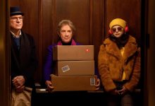 Hanya pembunuhan di gedung, Charles, Oliver dan Mabel di lift bersama, sebelum mereka menjadi teman. Kotak memegang Oliver