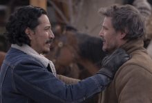 Joel Gabriel Luna's Tommy dan Pedro Pascal merangkul yang terakhir