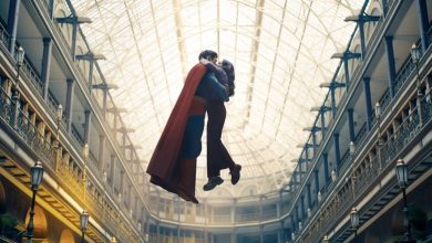 Superman dan Lois Lane berciuman di arcade