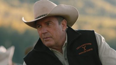 John Dutton membungkuk ke samping di Yellowstone