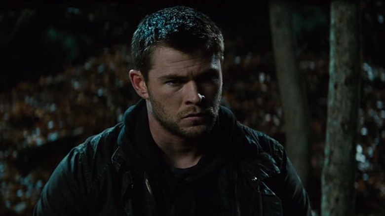 Chris Hemsworth terlihat tersesat dan sedih seperti Jed Eckert di Red Dawn
