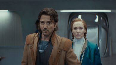 Diego Luna sebagai Cassian Andor dan Genevieve O'Reilly sebagai Mon Mothma membuat liburan yang putus asa di Andor