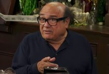 Frank Reynolds menunjuk sesuatu di selalu cerah di Philadelphia