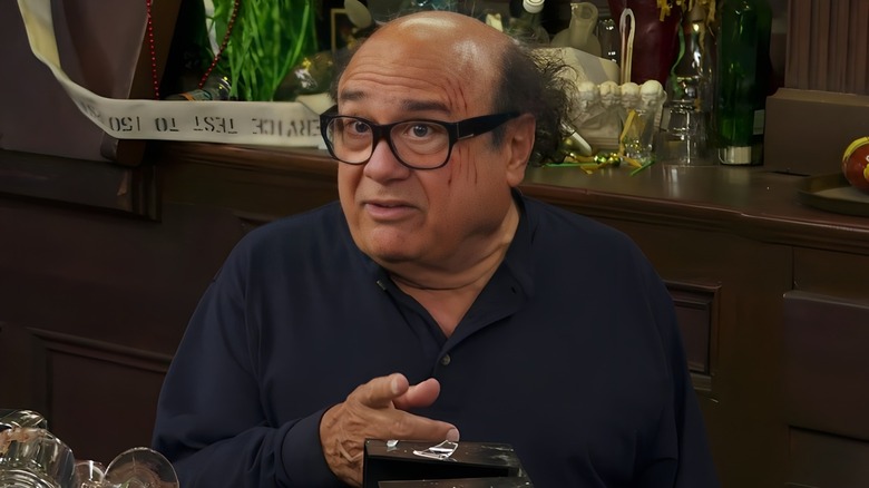 Frank Reynolds menunjuk sesuatu di selalu cerah di Philadelphia