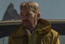 Tommy Norris mengenakan jaket kuning di Landman