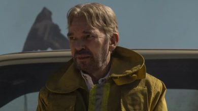 Tommy Norris mengenakan jaket kuning di Landman