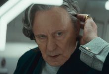 Luthen Rael Memeriksa wignya di cermin di Andor Season 2