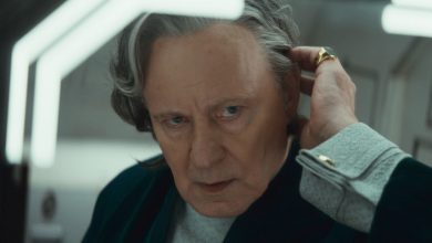 Luthen Rael Memeriksa wignya di cermin di Andor Season 2