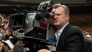 Christopher Nolan memotret dengan kamera IMAX di set prinsip