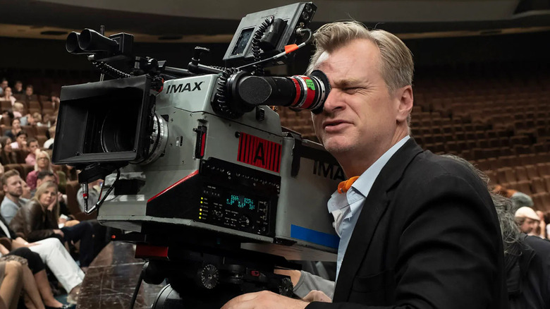 Christopher Nolan memotret dengan kamera IMAX di set prinsip