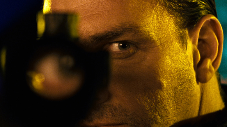 Frank Castle mengarahkan senjatanya di Punisher: War Zone