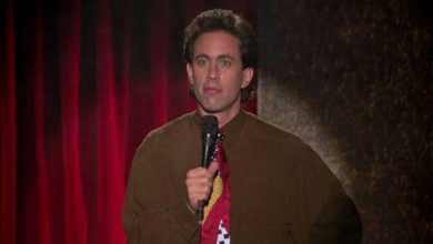 Jerry Seinfeld melakukan stand-up di Seinfeld
