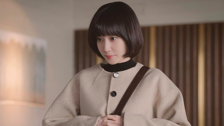 Woo young-woo (park eun-bin) memegang tangannya di kantor di pengacara luar biasa woo