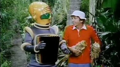 Gilligan di sebelah robot yang tampak aneh di Harlem Globetrotters di Gilligan's Island
