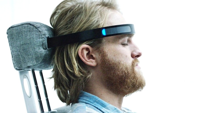 Tes Cooper Wyatt Russell An Augmented Reality di Black Mirror's Playtest