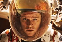 Matt Damon sebagai Dr. Mark Watney mengintip dari helmnya di The Mars