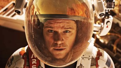 Matt Damon sebagai Dr. Mark Watney mengintip dari helmnya di The Mars
