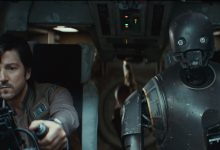 Diego Luna sebagai Cassian Andor dan Alan Tudyk sebagai K-2SO di kontrol pesawat ruang angkasa di Andor